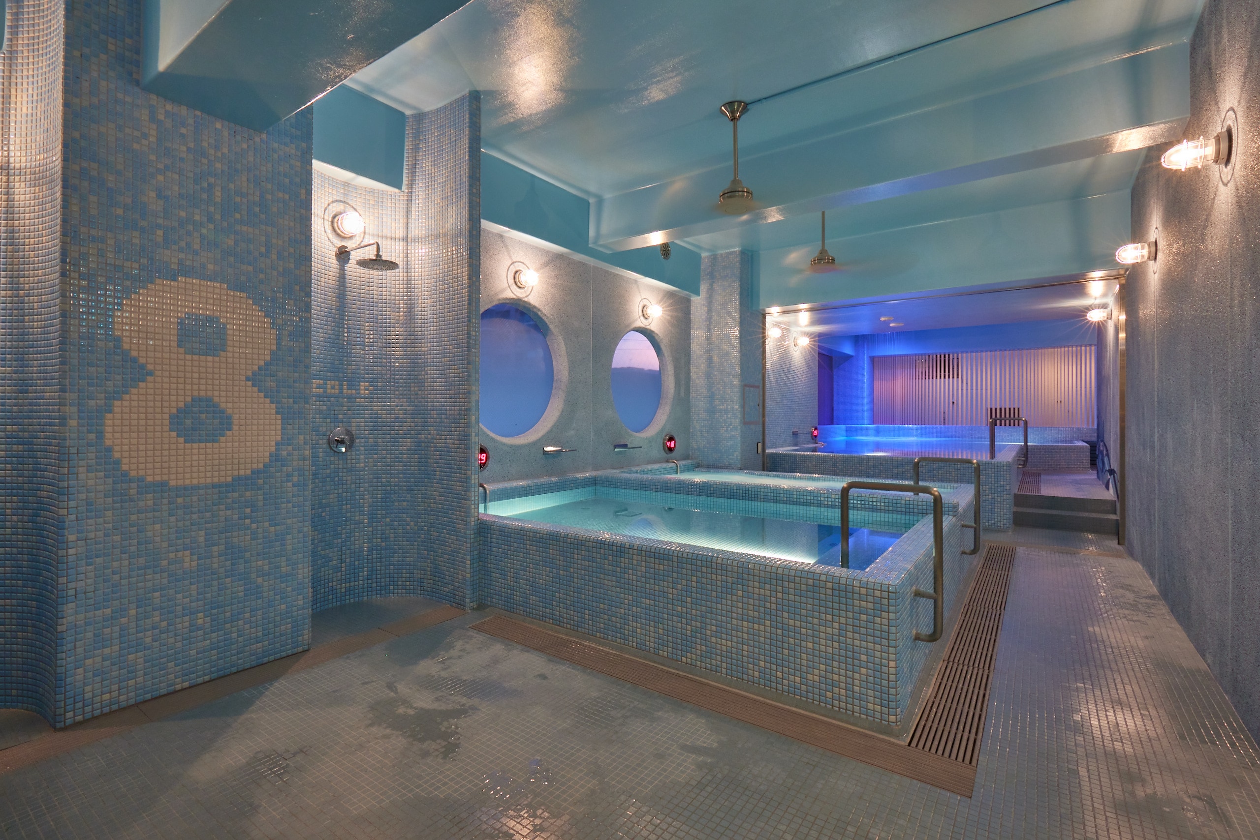スパ「8WATER CAVE swim suits spa」