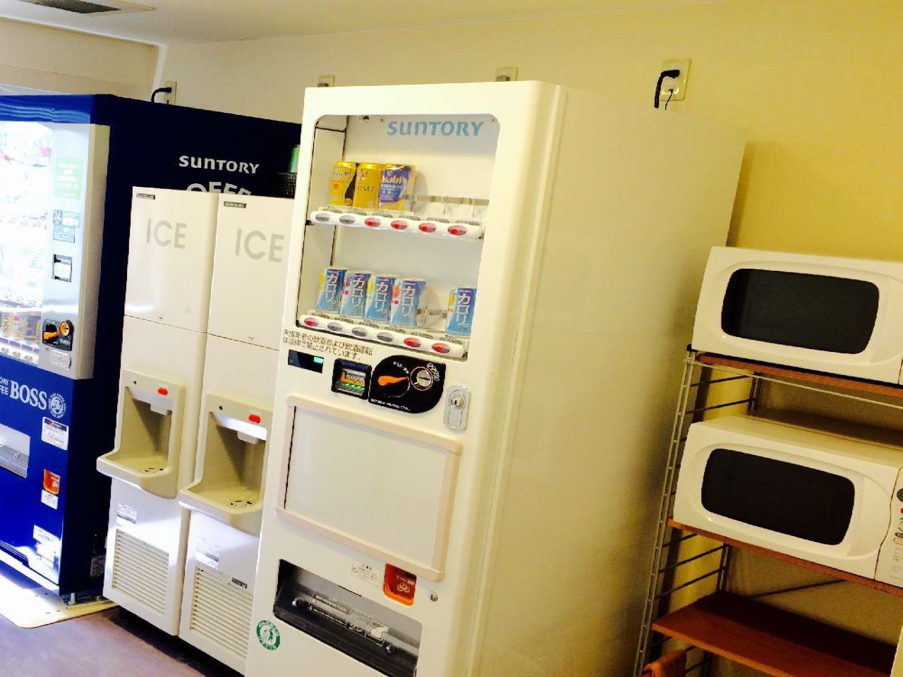 自動販売機コーナー（製氷機・電子レンジもございます）