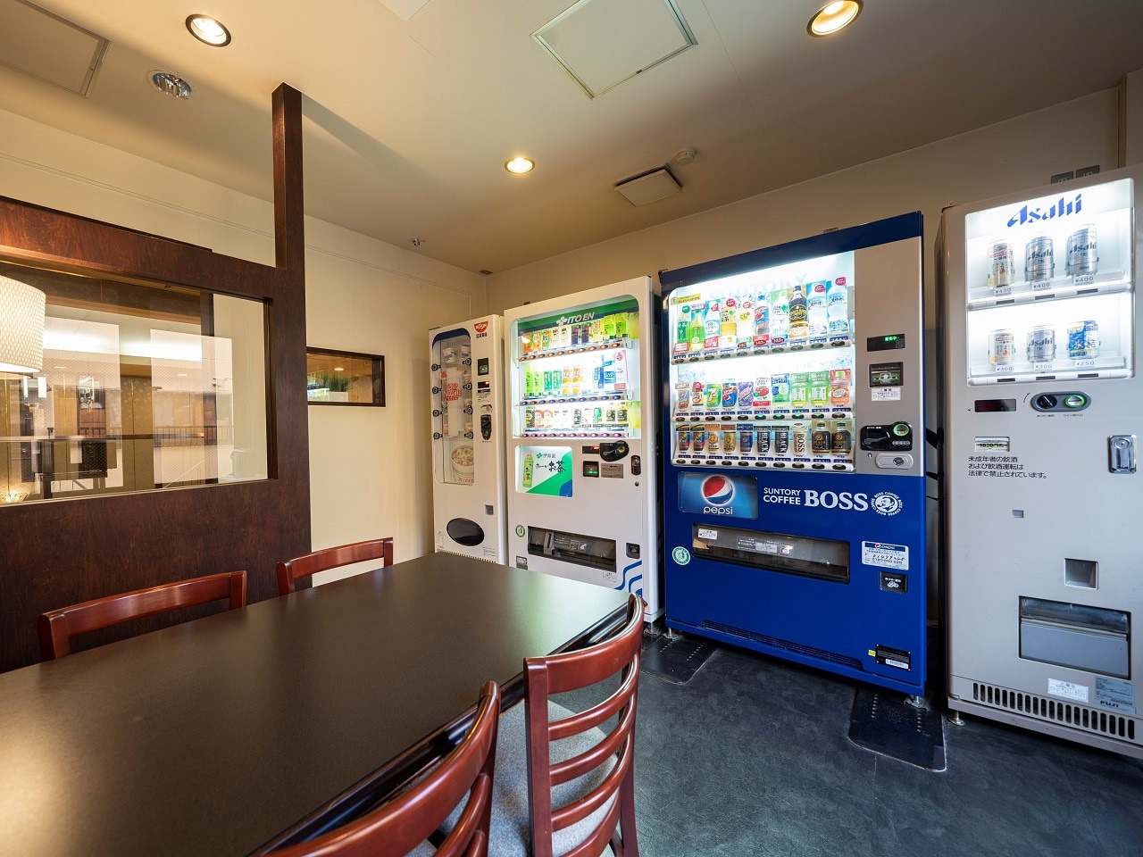 2階　自販機・コインランドリーコーナー