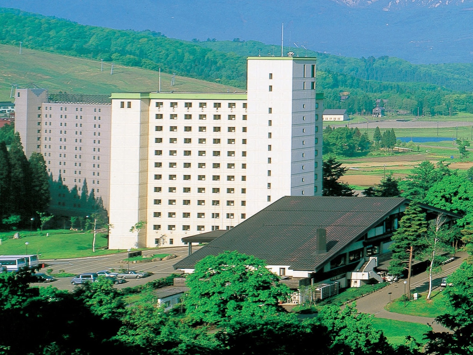 本館とゴルフ場