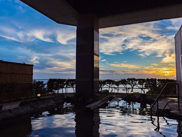 夕暮れの露天風呂。駿河湾に沈む夕日が湯面を染める