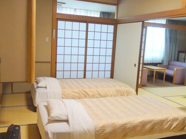 和室10畳に6畳が続く客室。障子から光が入る