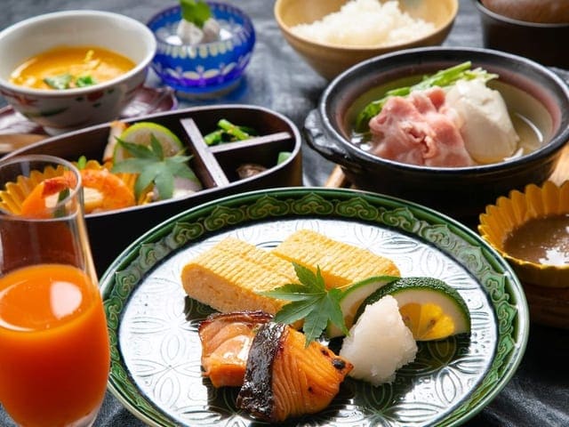 大分の食材を使った朝食。小鉢と焼き物が折敷に並ぶ