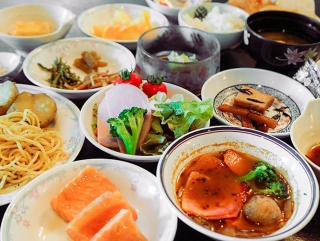 朝食バイキング。海鮮の小鉢やサラダが皿ごとに並ぶ