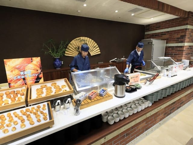 朝食のライブキッチン。焼きたてを出す台に料理が並ぶ