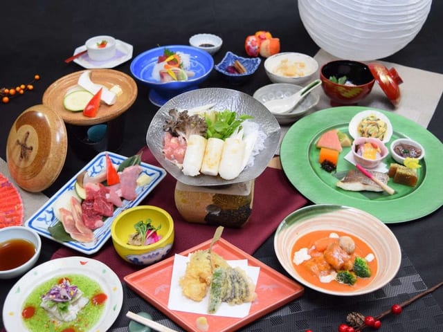 会席膳。小鍋を中心に刺身と小鉢が並ぶ