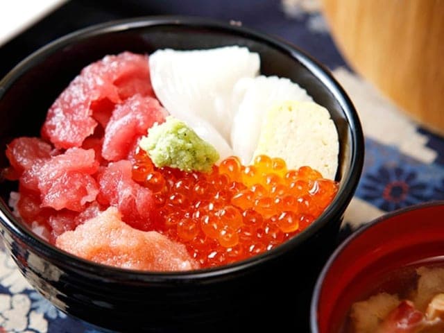 朝食の海鮮丼。まぐろ・いくら・ほたてを敷き詰め、わさびを添えている