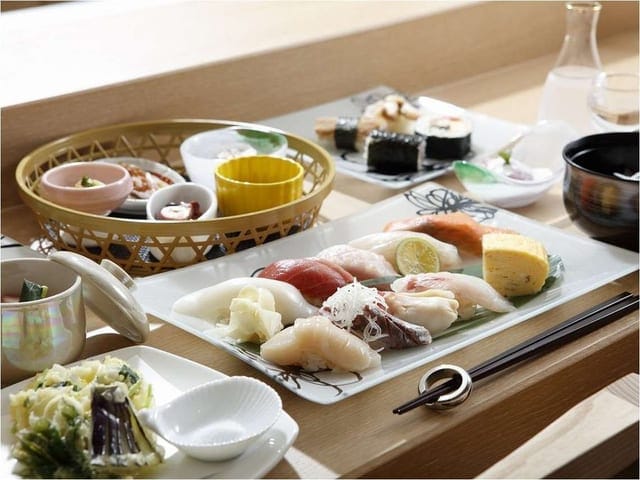 夕食の握り。板前が握った寿司が長皿に並び、小鉢と汁物が添う
