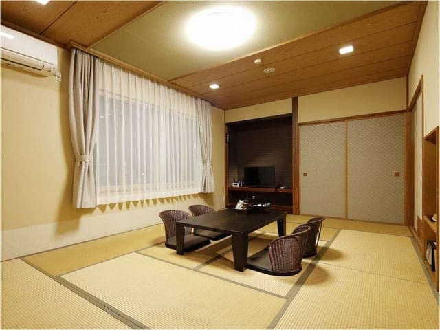 和室。明るい畳の間に座卓を置き、窓から外光が入る