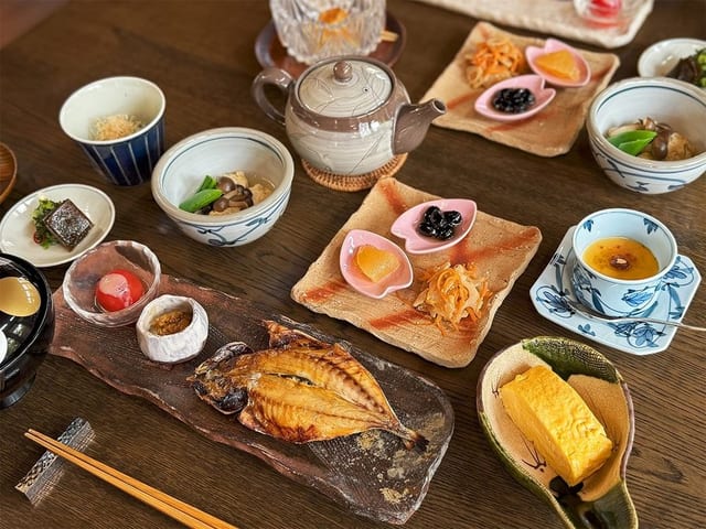 朝食の一例。焼き魚と小鉢、卵焼きが折敷に並ぶ