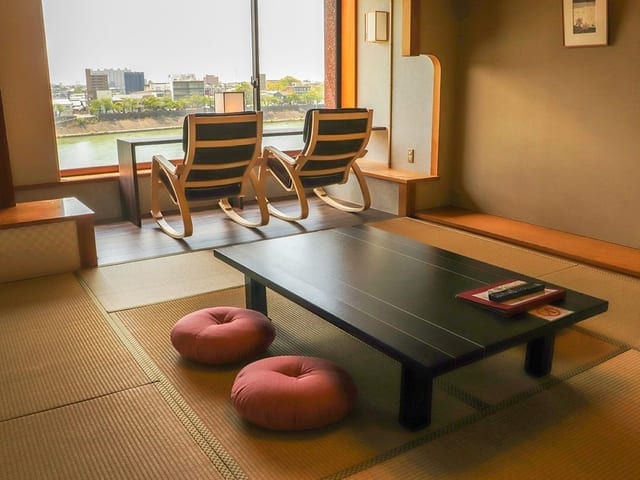 川側の和室。窓の外に木曽川と対岸の街並みが見える