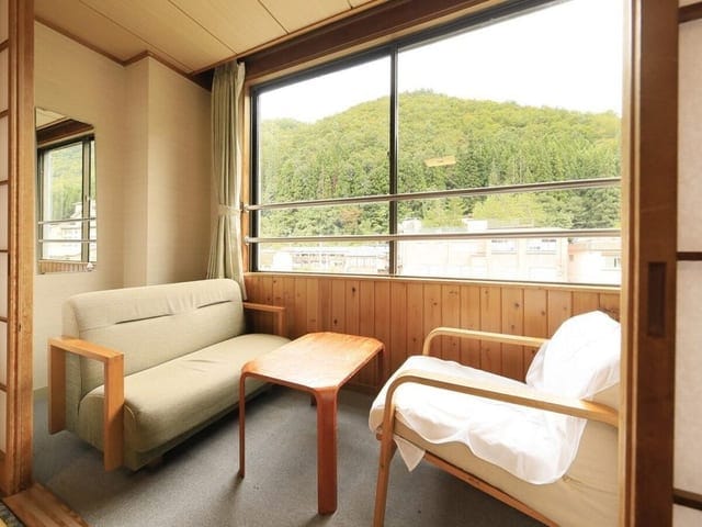川側の和室からの眺め。窓の外に山と川が続く