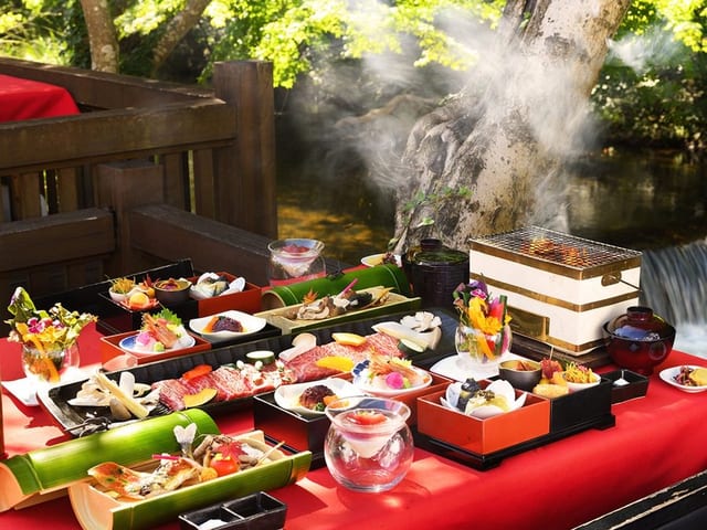 炭火で焼く福島牛の膳。赤い折敷に前菜と小鉢が並ぶ