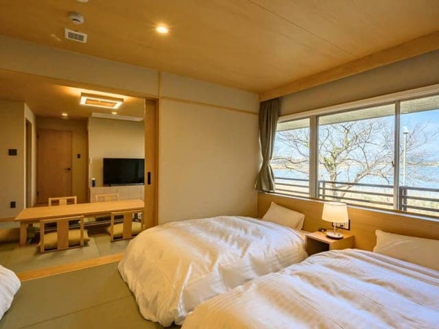 レイクビューの客室。ベッドの先の窓に湖と対岸が広がる