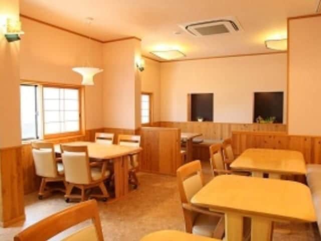 朝食会場。窓に面した席に膳が用意されている