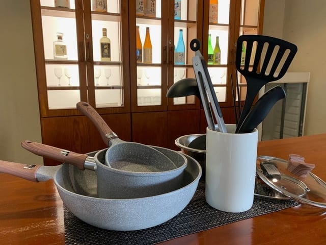 簡易キッチンの調理器具。鍋とフライパン、菜箸が用意されている