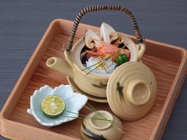 京会席の松茸土瓶蒸し。土瓶と猪口が卓に置かれている