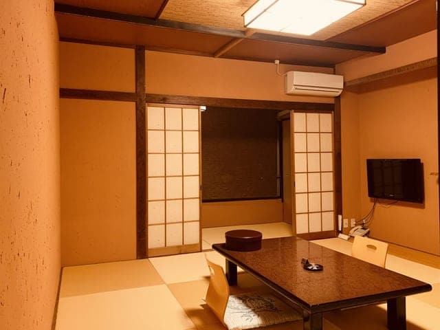 広縁付きの8畳和室。障子から光が入り、広縁に椅子が並ぶ