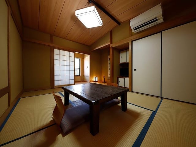 和室8畳。障子と窓に面して座卓が置かれている