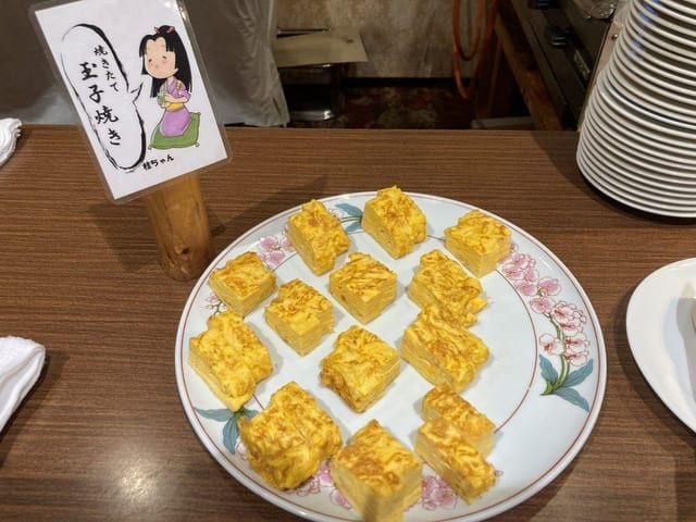 名物の玉子焼き。切り分けた玉子焼きが大皿に並ぶ