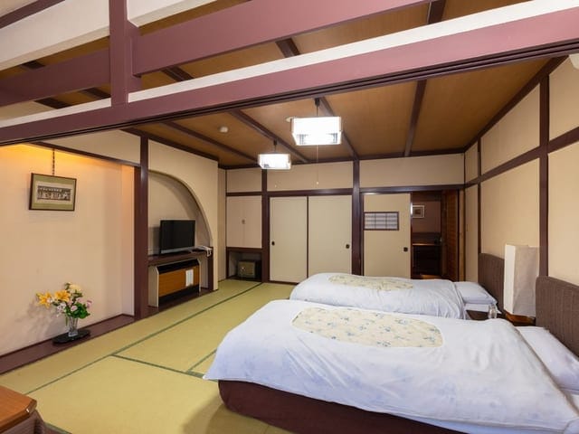 ツインの和洋室。ベッドの脇に畳の間が続く