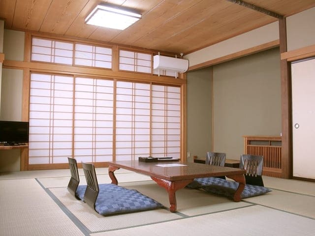 2間続きの和室。手前の踏み込みから本間へ畳が続く