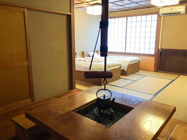 飾り囲炉裏付きの客室。畳の間の中央に囲炉裏が据えられている