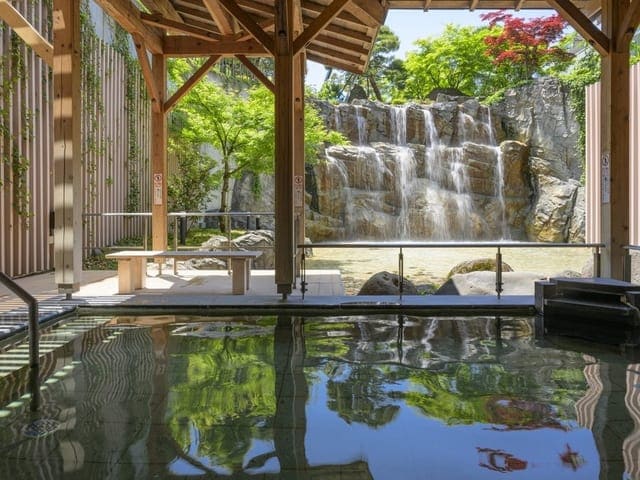 滝見露天風呂。岩を落ちる滝と湯船が同じ視界に入る