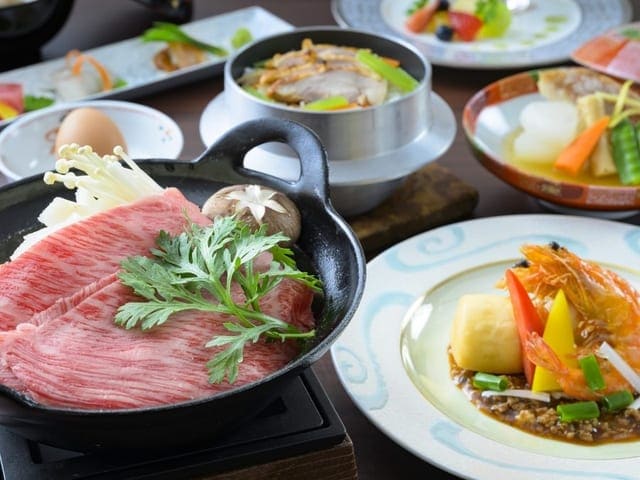 山形の会席料理。牛肉の小鍋と彩りの前菜が並ぶ