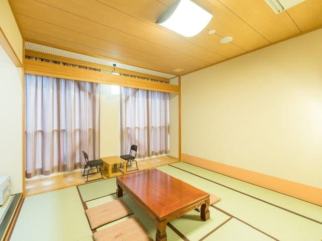 和室。畳に座卓を置き、障子から光が入る