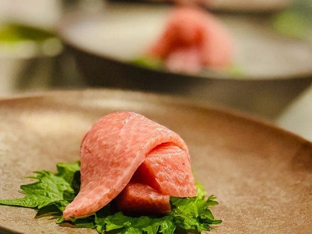 夕食の一例。木の盆に載せた握りと薬味が供される