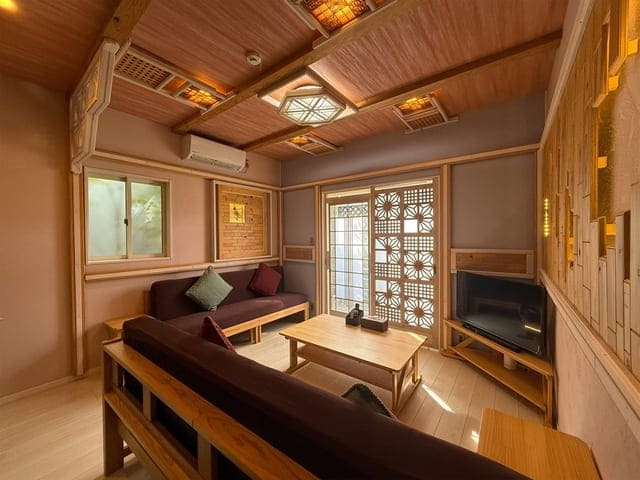 組子細工と間接照明をあしらった客室。天井の組子と麻の葉の建具が続く