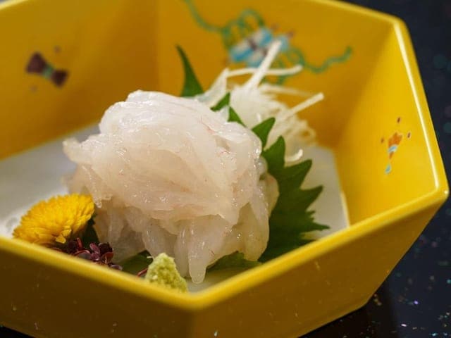白えびの刺身。黄色い器に透き通った身が盛られている