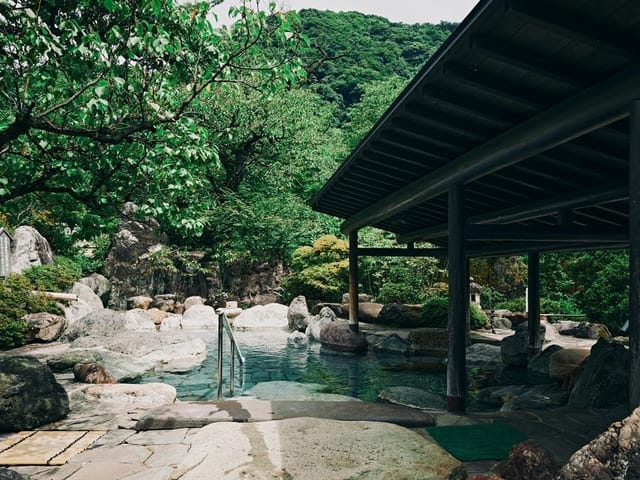 庄川峡の散居村に建つ宿。周りに田畑と屋敷林が広がる