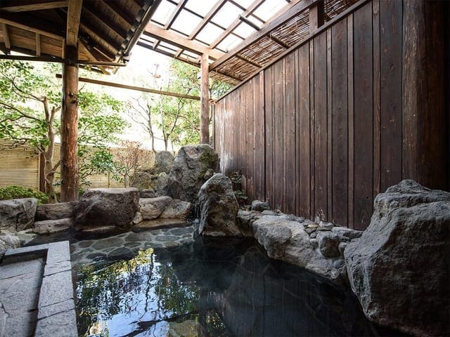 内湯。木の縁の湯船に湯が満ちる
