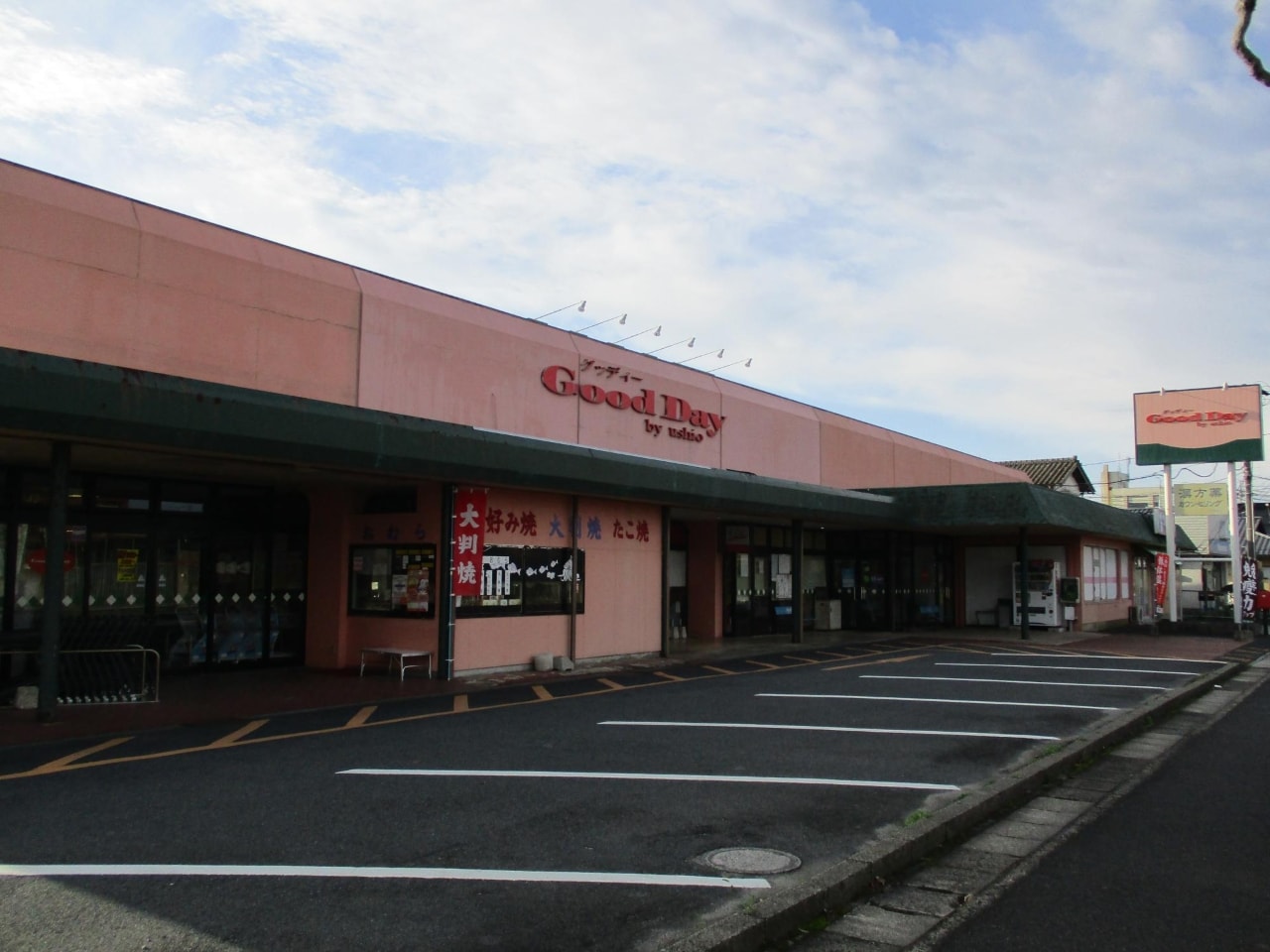 隣には便利なスーパー
