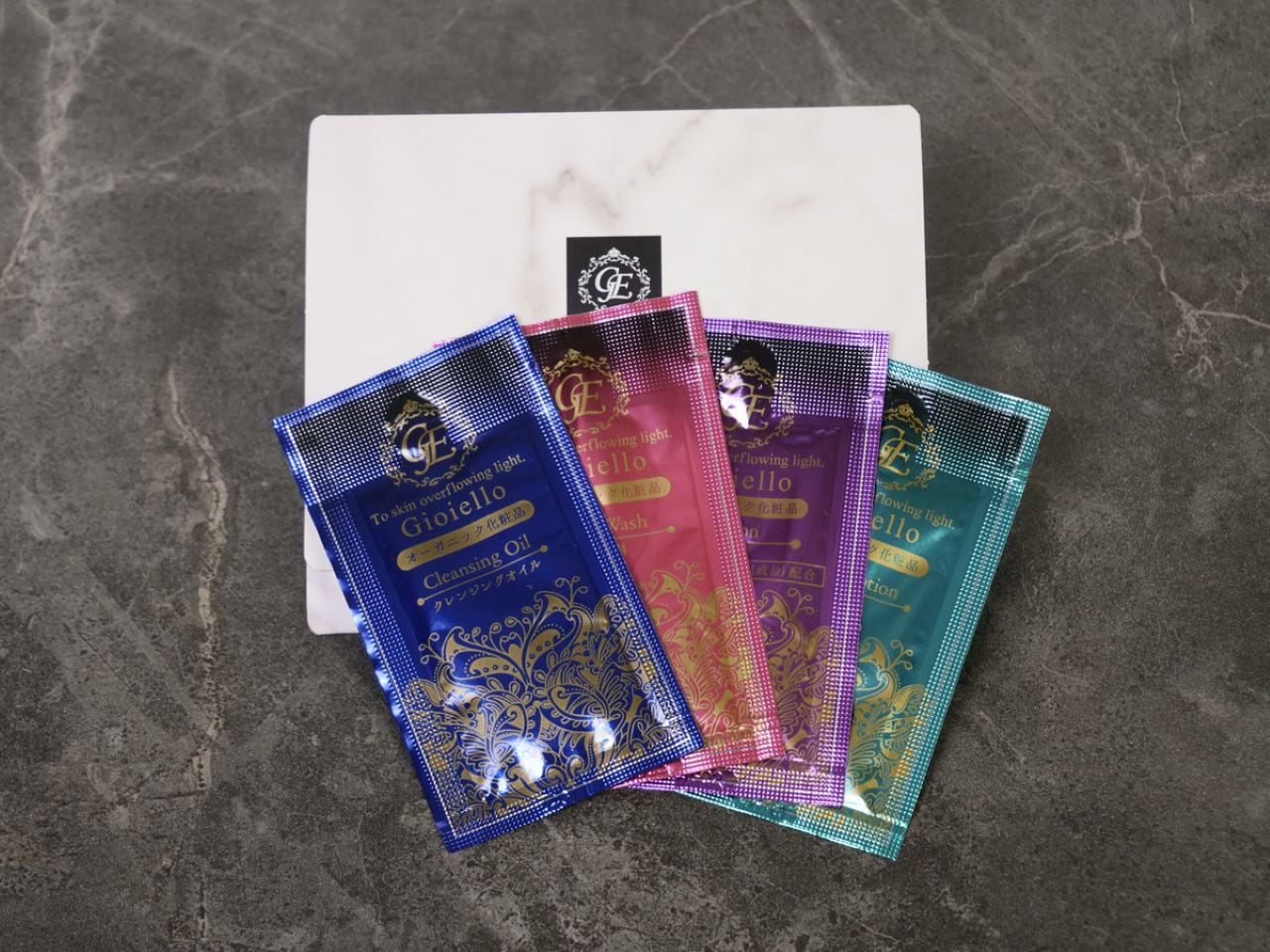 クレンジングオイル・洗顔料・化粧水・乳液のセットは1階フロントにございます。