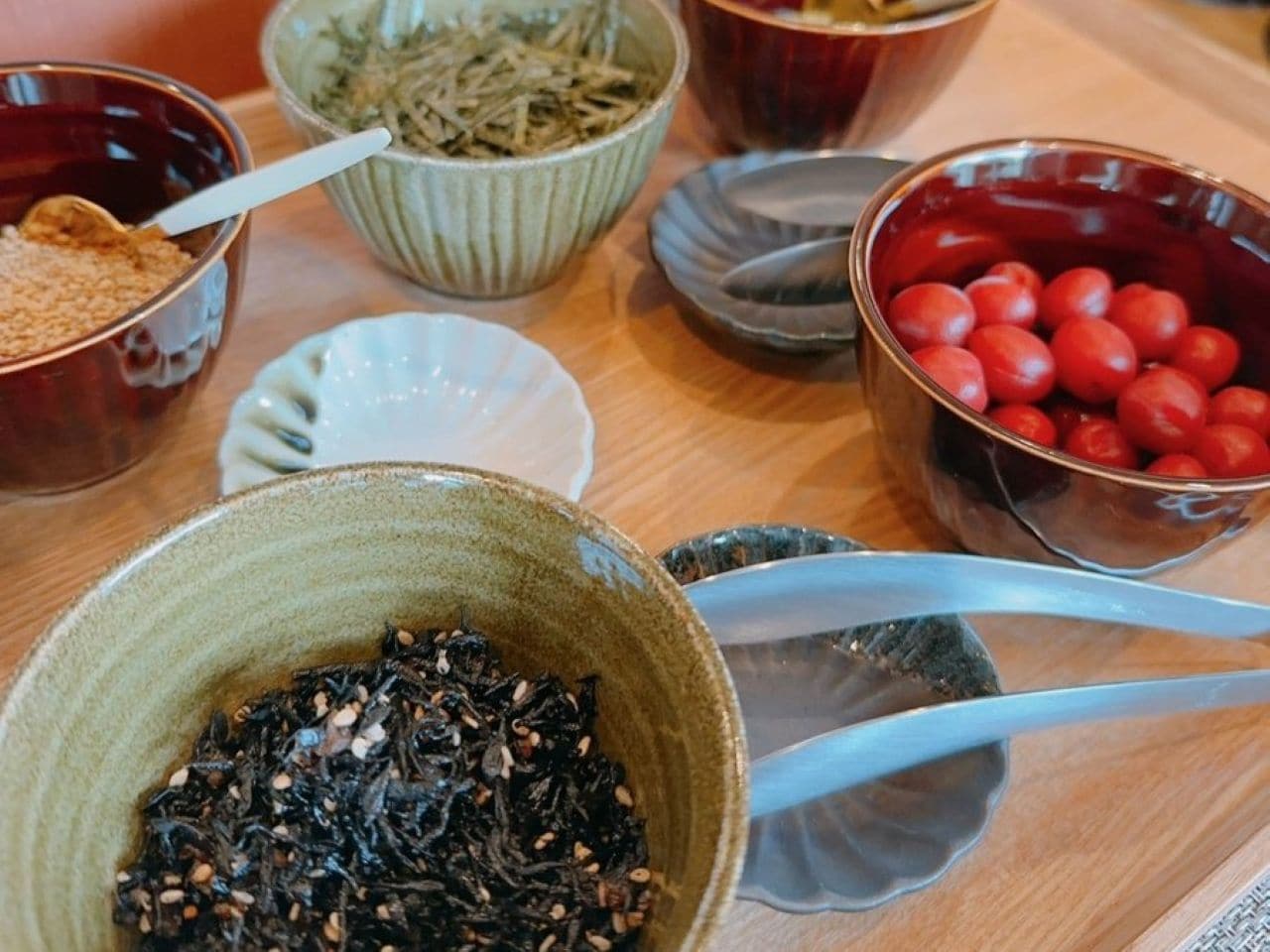近江米に色々なごはんのお供を乗せてお茶漬けにできます!