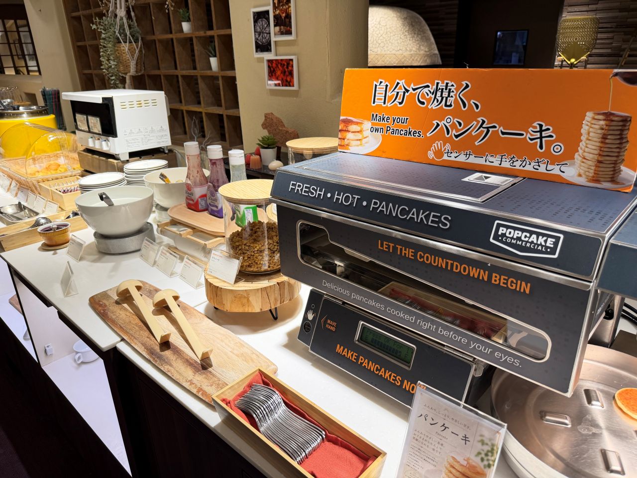 【焼きたて・出来立てのパンケーキ♪】ふんわり・しっとり・やさしい甘さのパンケーキでございます。 お子様から大人のお客様まで幸せになれるやさしい味わいをお楽しみ下さい。