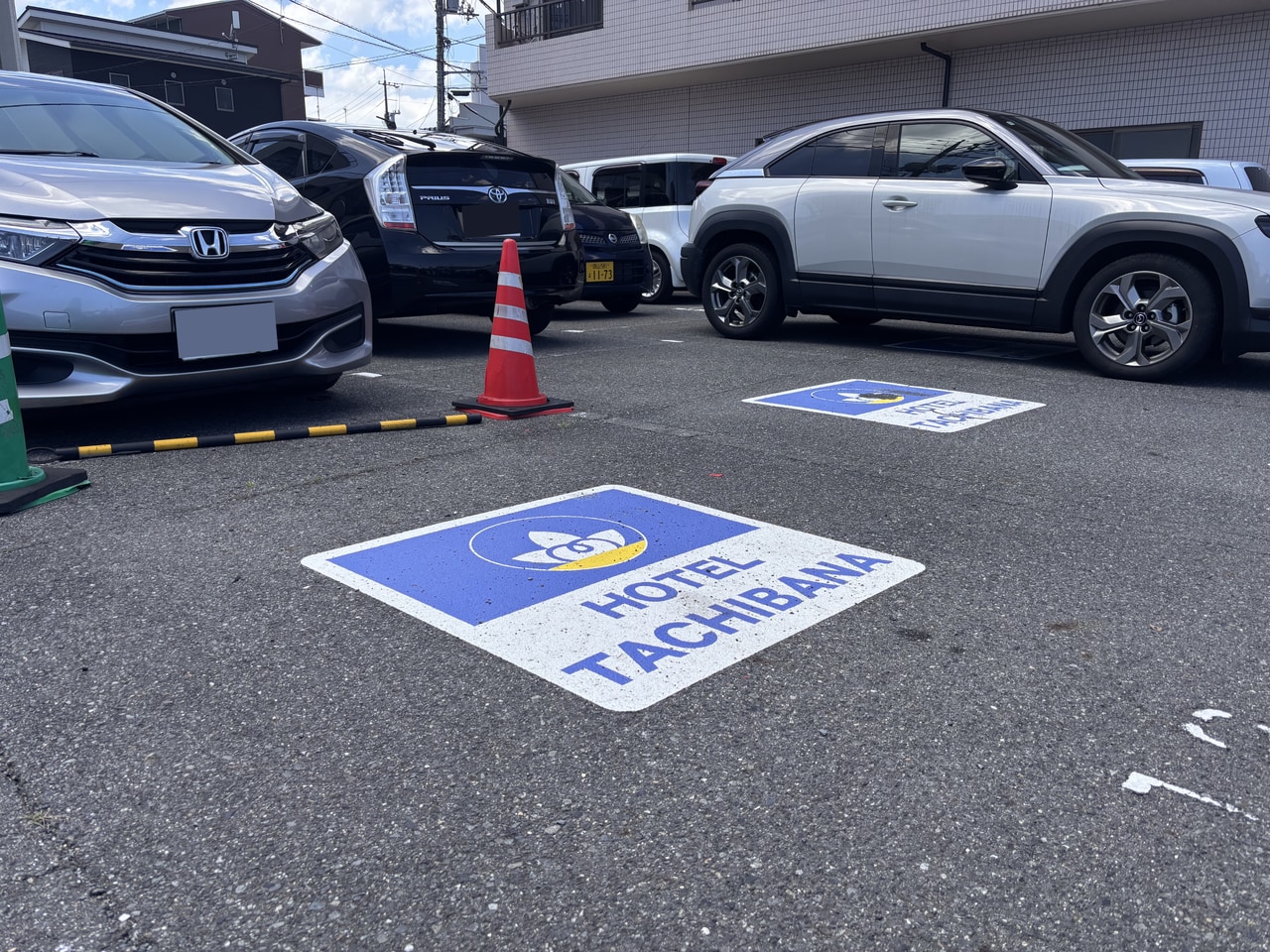 こちらはロゴマークのあるエリアにご駐車ください