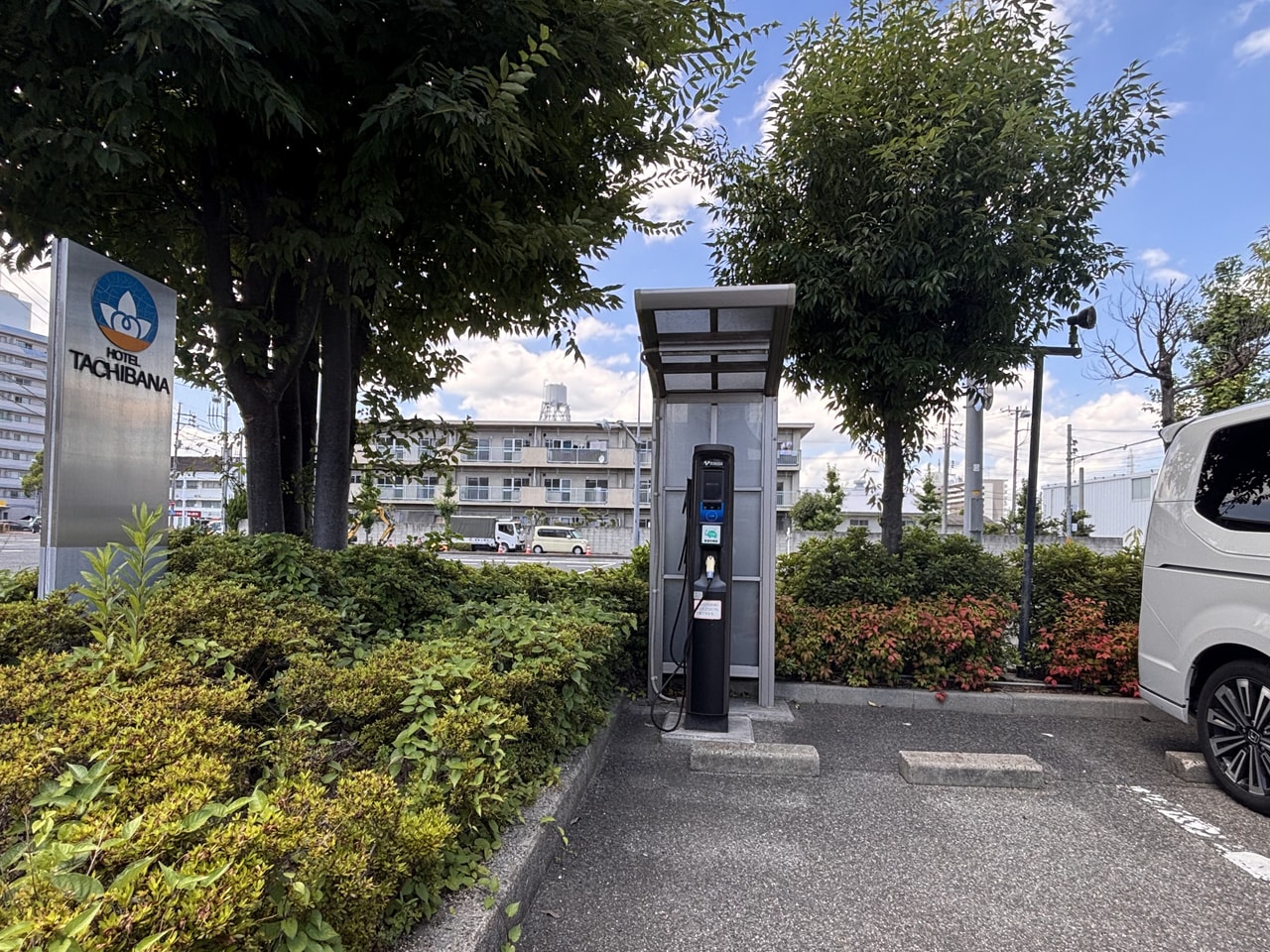 駐車場には電気自動車の充電スタンドがございます