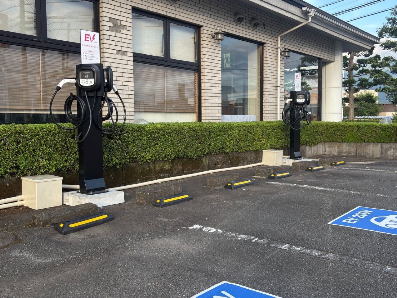 普通充電（6kW）EVチャージャーを4台設置