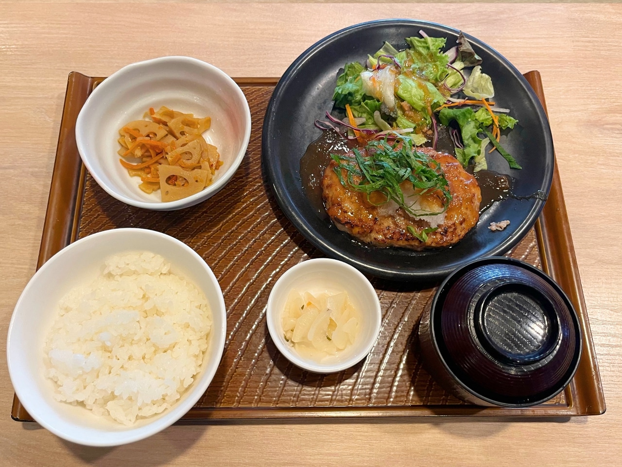 和風ハンバーグの朝定食(ご飯・味噌汁・小鉢・漬物)