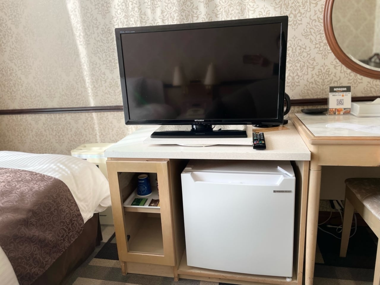 客室内設備一例：テレビ・冷蔵庫