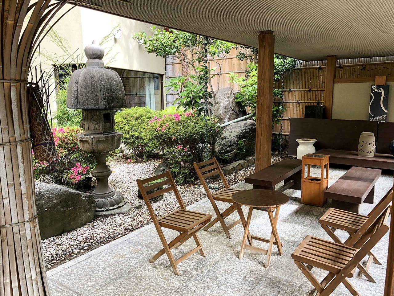 玄関横の庭