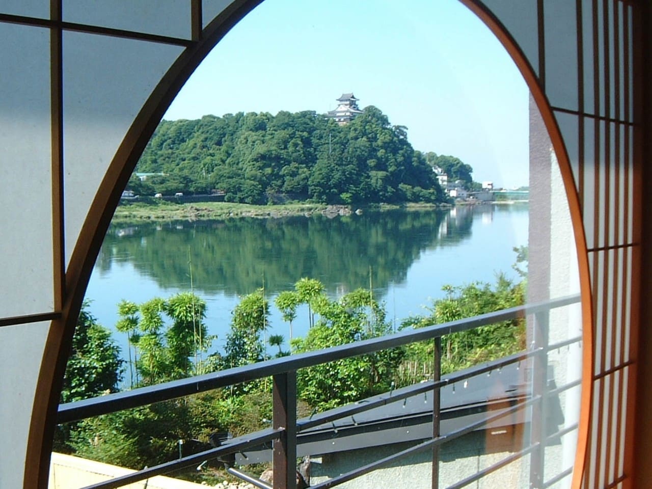 フロント前の丸窓から犬山城が見えます