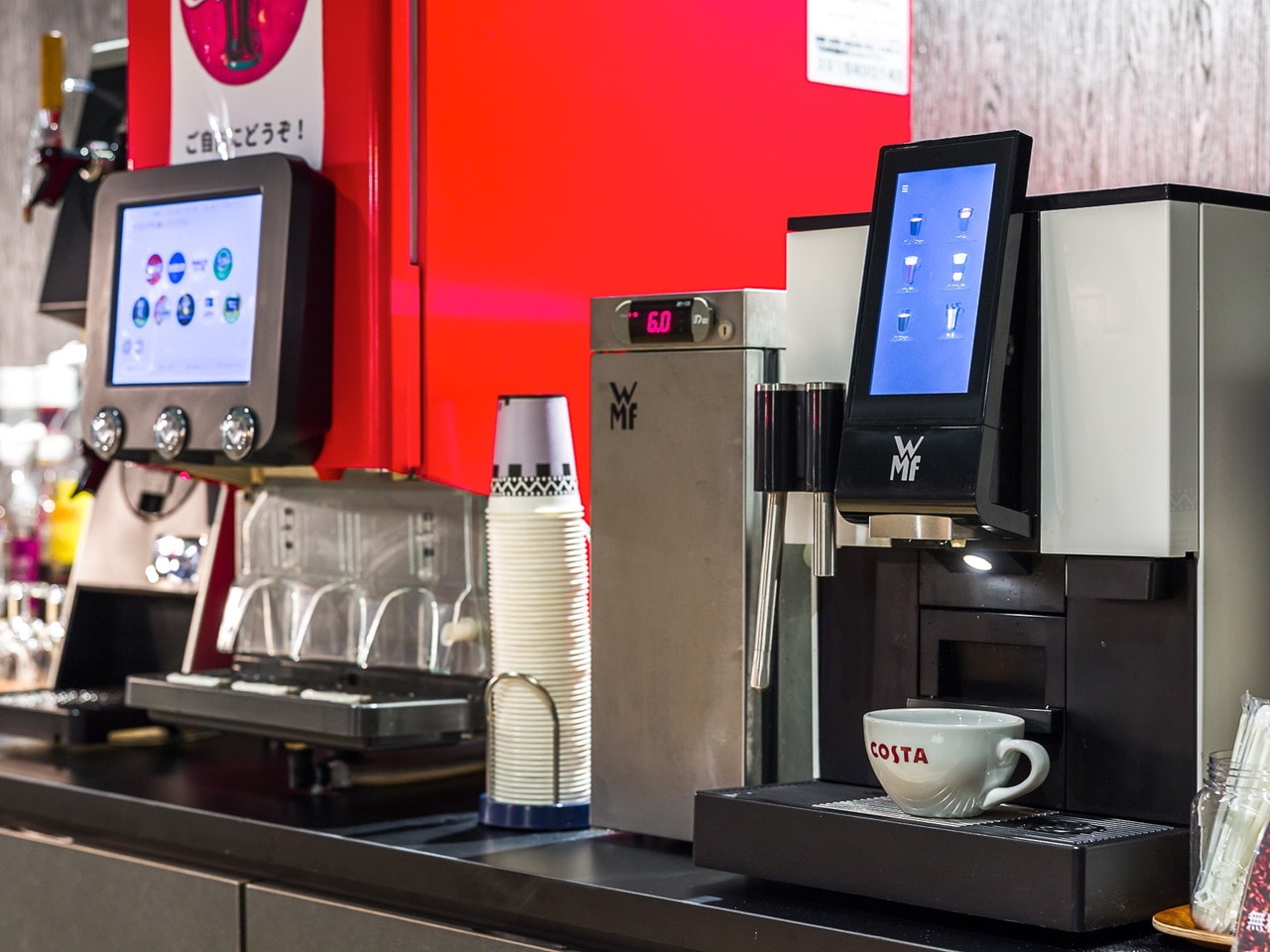 自由に飲めるドリンクコーナー。ソフトドリンクは24時間OK!