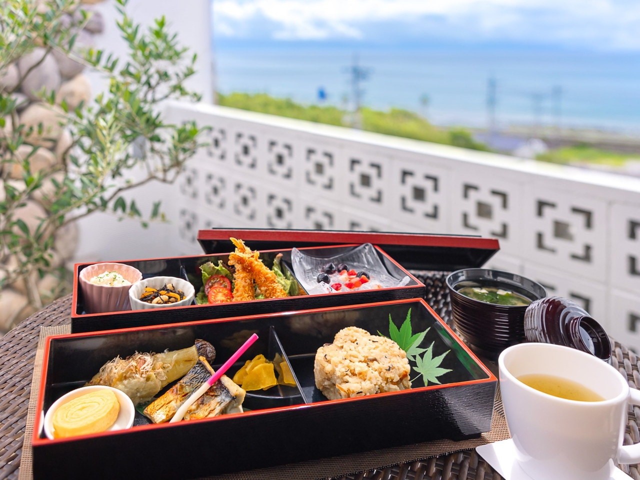 和弁当 ボリューム満点豪華二段式のお弁当スタイルです。