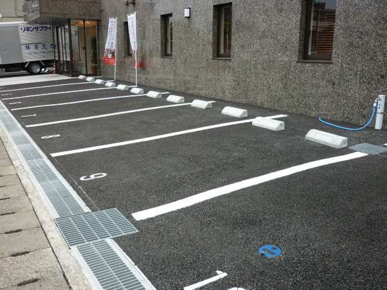 無料平面駐車場完備