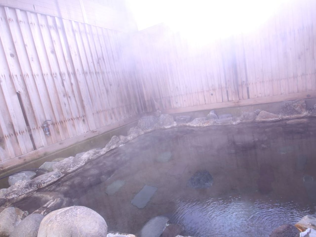 ３５０年余りの歴史を誇る源泉掛け流しの湯をお楽しみください